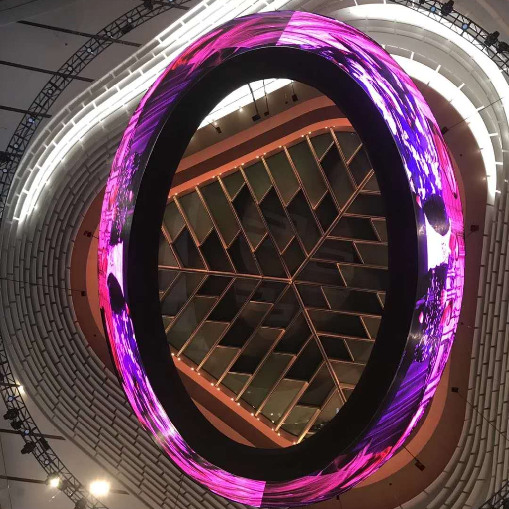 The led flexible module builds a large circle suspended from the ceiling.