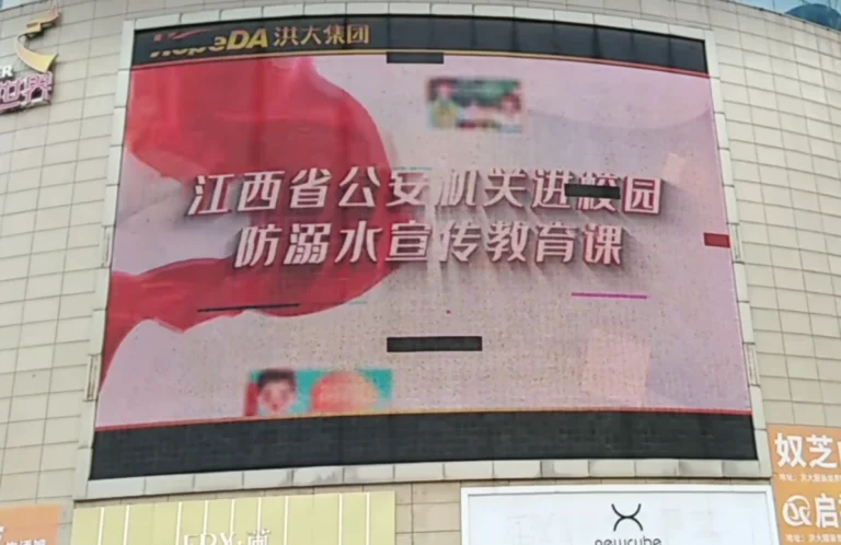 Outdoor LED display experiencing color block and screen flickering issues when using the Huidu control system